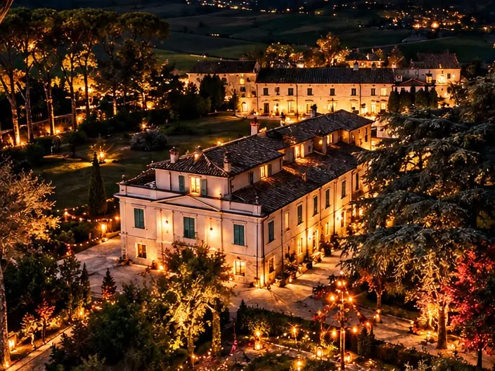 Illustrazione della locandina: la villa illuminata nella notte