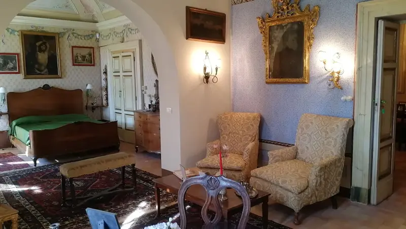 L'angolo salotto della Camera Marisa, con poltrone imbottite sotto l'arco