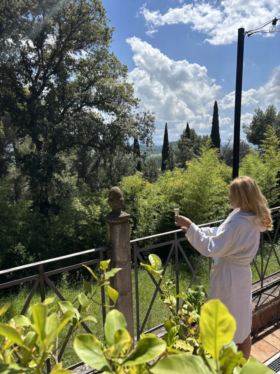 Tavola apparecchiata sul prato del parco di Villa Luzi per il pic nic Aperitivi in erba, con il bosco sullo sfondo