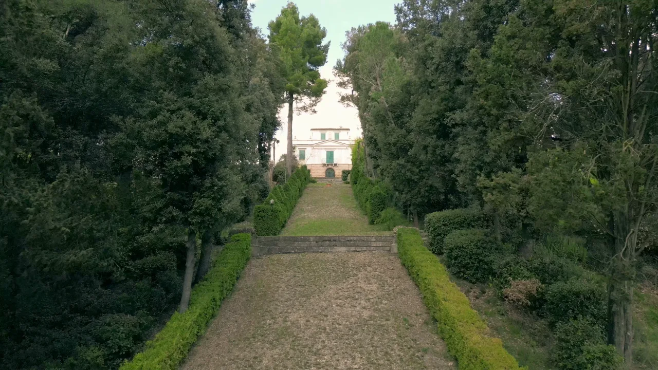 La strada di campagna che conduce a Villa Luzi tra le colline marchigiane, con il parcheggio gratuito all'interno della proprietà