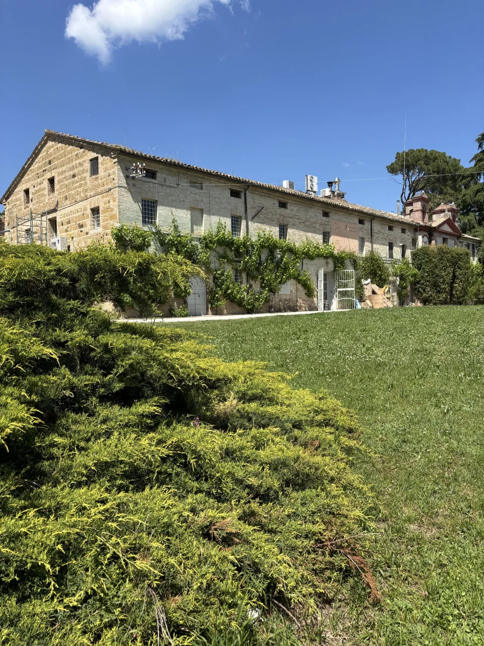 Recapiti e accoglienza di Villa Luzi, la dimora settecentesca a Treia nelle Marche