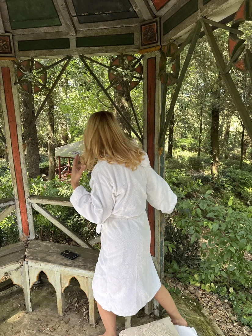 Scorcio del bosco col giardino all'italiana negli otto ettari di parco della dimora