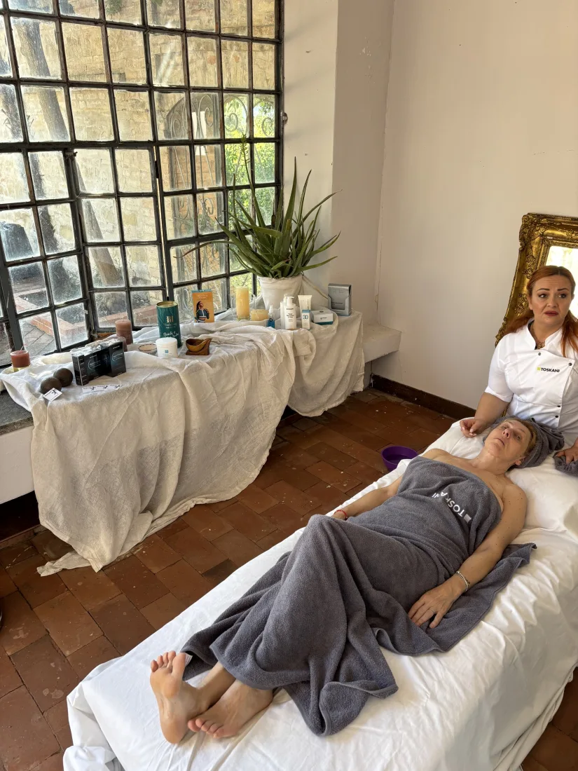 Il gazebo a vetrate immerso nel verde, spazio delle pratiche di yoga e benessere