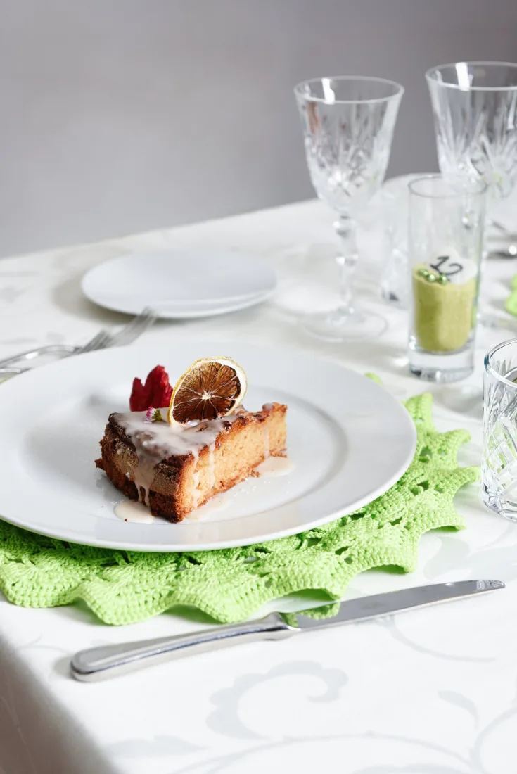 Tavolo di nozze apparecchiato in bianco con calici di cristallo e centrotavola di fiori freschi nella sala della dimora