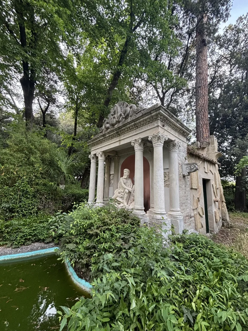 Le colline coltivate dell'entroterra maceratese che digradano verso l'orizzonte intorno a Villa Luzi