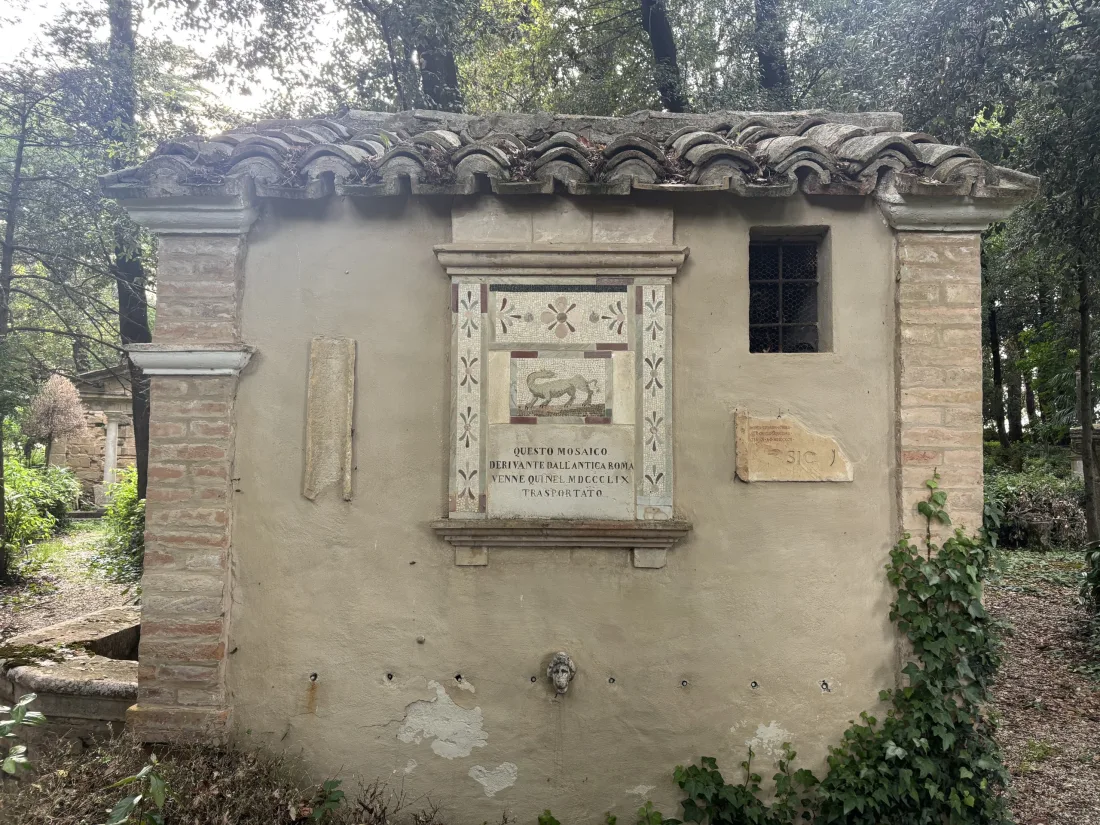 Un borgo marchigiano arroccato su un'altura nella campagna del maceratese