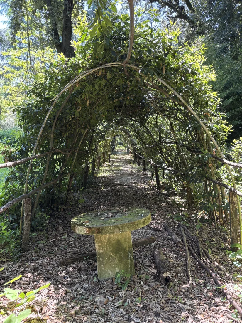 Il parco di otto ettari di Villa Luzi che si apre sul paesaggio delle Marche interne