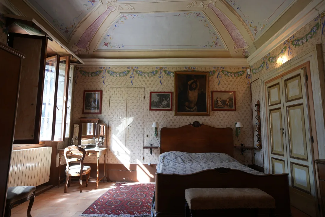 Scorcio degli ambienti comuni della palazzina padronale verso il parco
