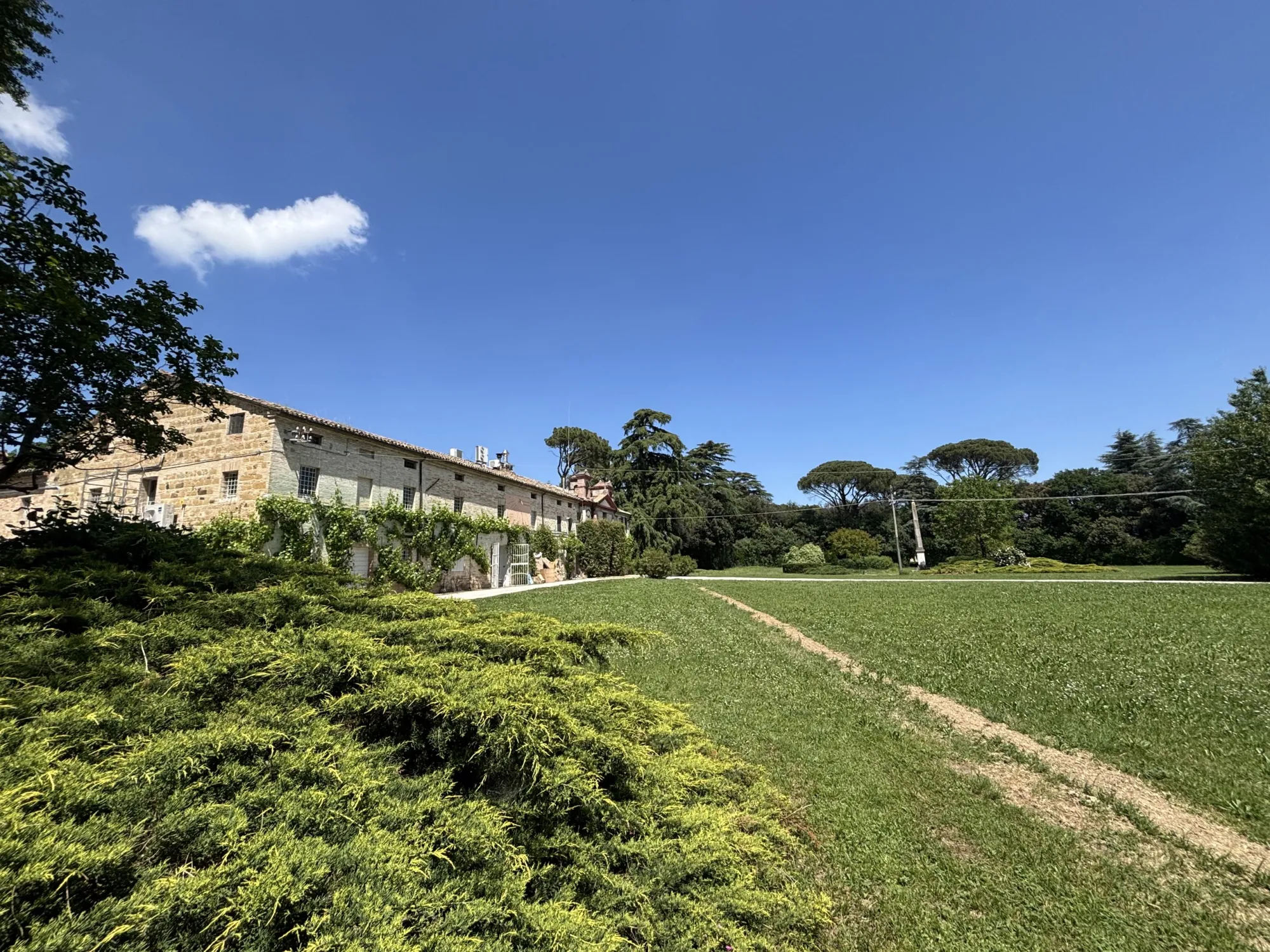 La palazzina padronale di Villa Luzi e il parco — sfondo decorativo del blocco