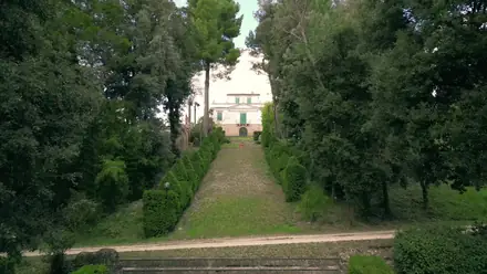 La palazzina di Villa Luzi in fondo a un viale del parco, fra gli alberi
